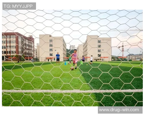 足球明星与儿童的快乐时光高清图片分享让我们一起感受足球的魅力与童年的纯真